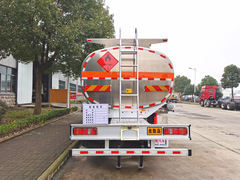國(guó)六重汽汕德卡后八輪油罐車